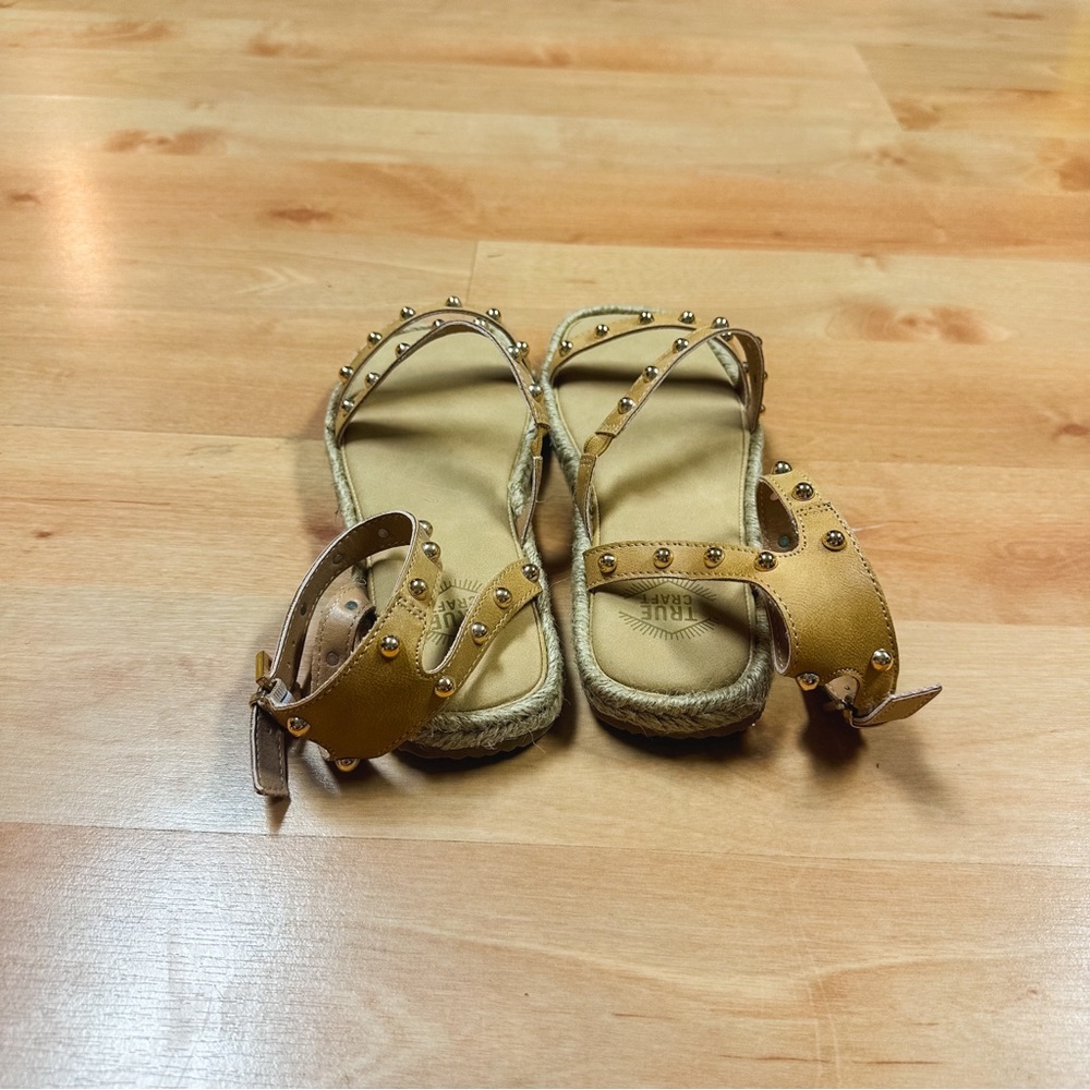 NWT True Craft Tan Notify Studded Sandals Womens Size 7 - Picture 5 of 11